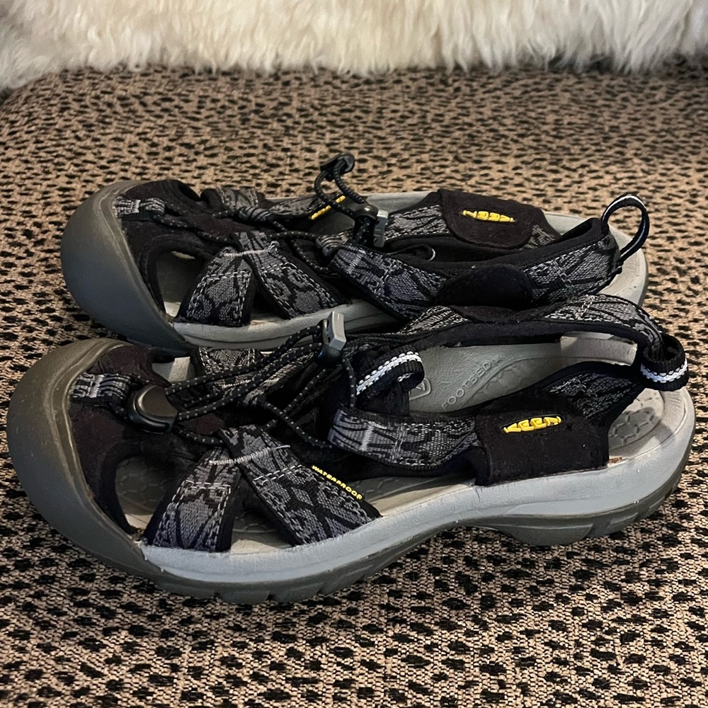 Keen waterproof sandals - black/gray pattern - size 6.5